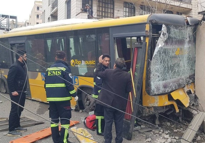 2 مصدوم در پی برخورد اتوبوس با مانع در خیابان مخبری